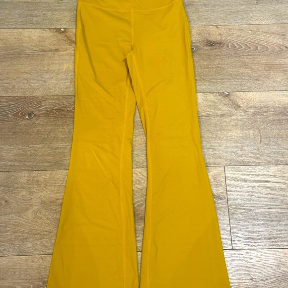 Lululemon 🍋 Gold Set: sports bra and pant set. - Picture 3 of 8